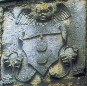 Soulomès : armoiries de Gaston de Verduzon situées au-dessus du portail de l'église