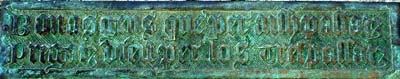 La Couvertoirade : inscription en ancienne langue d'oc, à l'entrée du cimetière