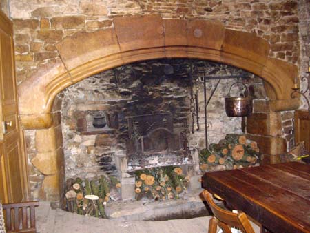 Saint-Alban de Roche : cheminée du XIVe siècle - cliché J.-P. Dell'ova