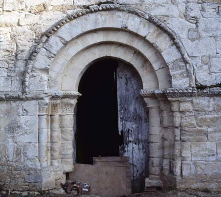 Ensigné : portail de la chapelle